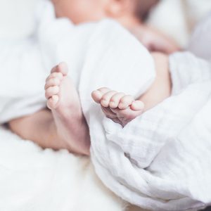 Nourrisson bébé nouveau né enfant périnatalité ostéopathie Hadrien Corjon Guilvinec finistère ostéopathe 29