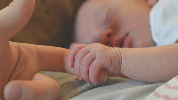 Nourrisson bébé nouveau né enfant périnatalité ostéopathie Hadrien Corjon Guilvinec finistère ostéopathe 29